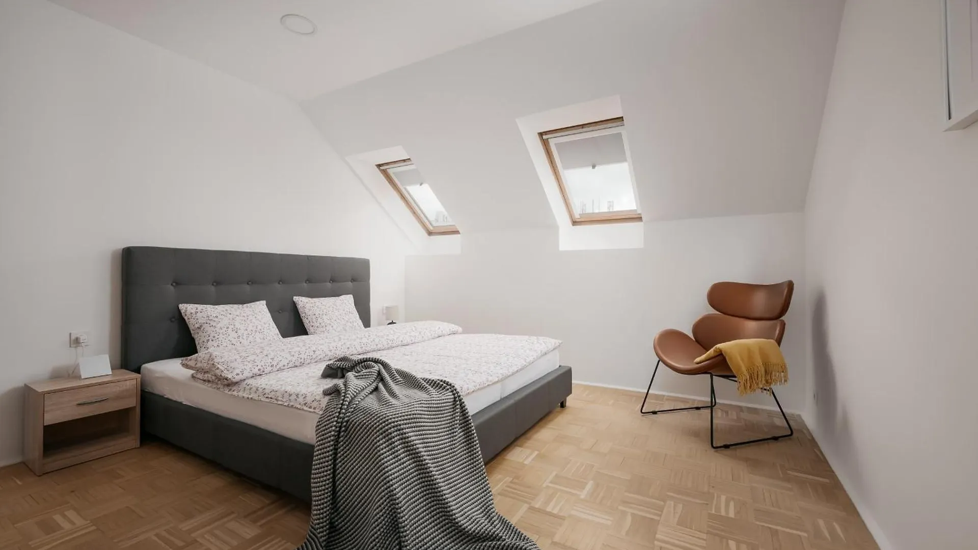 Dot 3 Bdr Apartment With Tyn Cathedral View & Ac Prag